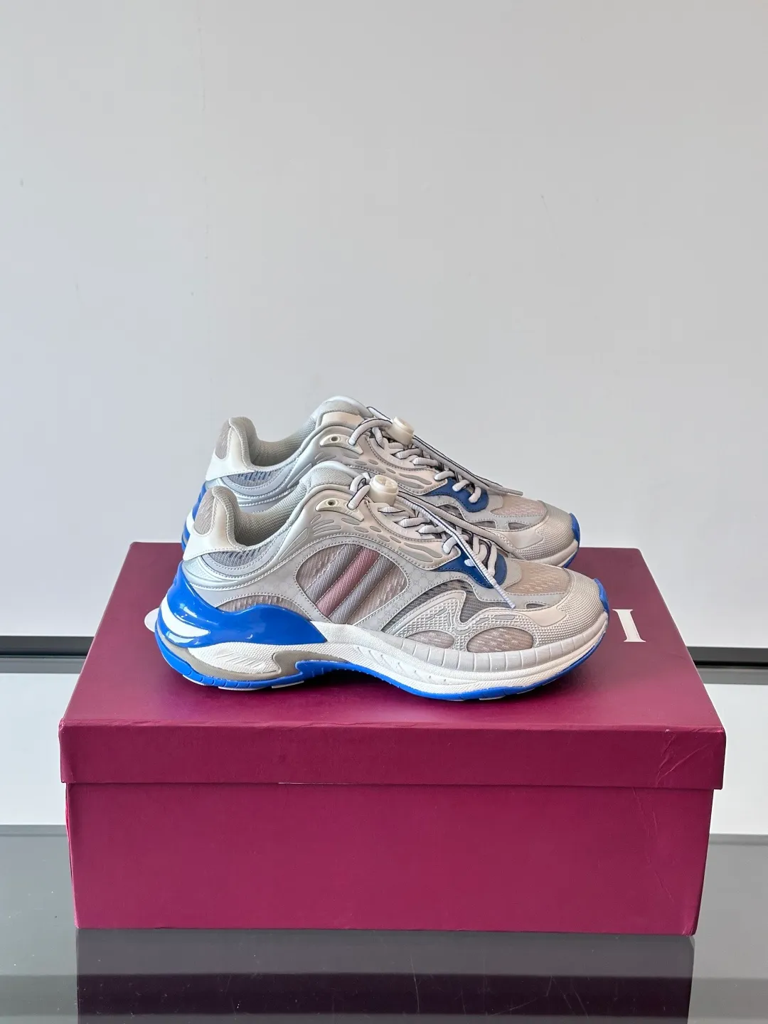 [G Home] Top P: 1020💰 Men’s size will be released first Size: 39-45 (45 customized) Gucci Gucci, couple model, women’s model will be released later, new 2.0 futuristic sports shoes‼ ️A pair of subversive sneakers is here. Gucci 2.0, a full series of 4 colors with key investment, smart silhouette: slightly curved forefoot design, you can clearly feel the propulsion when commuting and trotting, and it can enhance the sense of line extension when paired with wide-leg pants or cycling pants. EVA thick soles not only have a comfortable height-increasing effect, but also reduce weight (it actually lasts 3 hours of shopping without tiring your feet!) Highlight moments for lazy people: 2. Just choose it for airport wear! You can take them off in seconds after passing the security check (you can put them on as soon as you lift the heel strap), because the shoes come with a sliding buckle, so no need! ! Tie your shoes. Really achieve the sense of relaxation that goes with you.